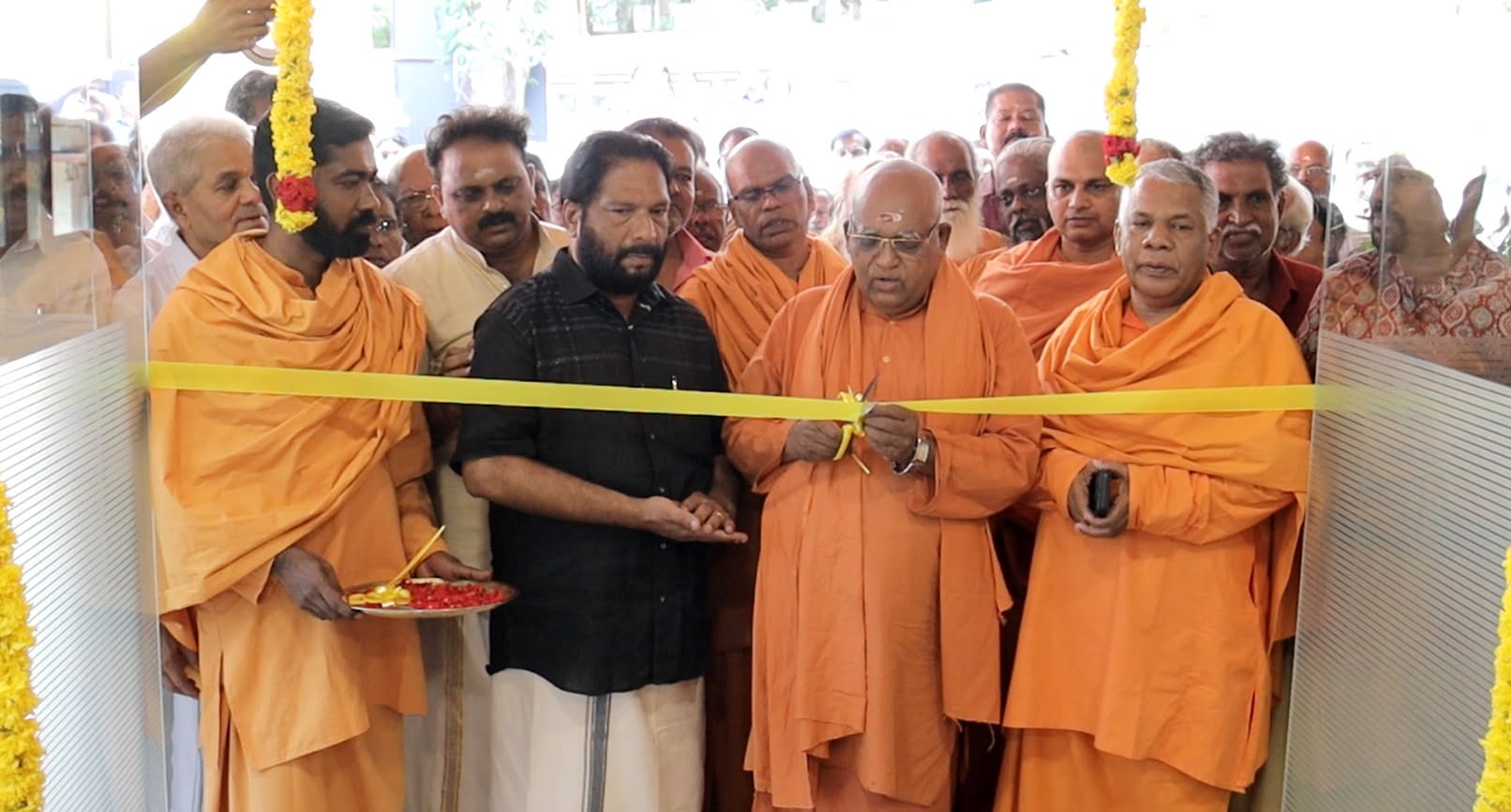 ഗുരുധർമ്മ പ്രചരണസഭയുടെ ‘നമാമി സത്യവ്രതം’ സ്മാരകഹാൾ ആരോഗ്യ-ദേവസ്വം വകുപ്പ് മന്ത്രി കെ. മുരളീധരൻ ഉദ്ഘാടനം ചെയ്യുന്നു.