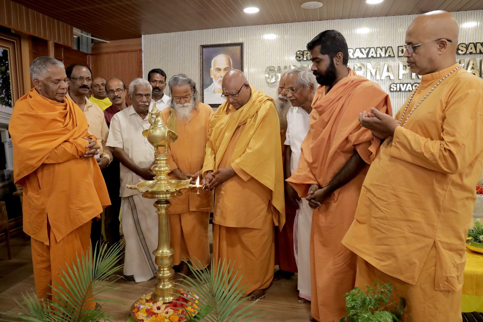 സര്‍വ്വ ലോകത്തിനും സ്വീകാര്യമായ വ്യക്തിപ്രഭാവമാണ് ശ്രീനാരായണഗുരുദേവന്‍റേതെന്ന് ലോകത്തെ മനസ്സിലാക്കിയതു മഹാകവി കുമാരനാശാനായിരുന്നുവെന്ന് ശ്രീനാരായണ ധര്‍മ്മസംഘം ട്രസ്റ്റ് പ്രസിഡന്‍റ് സച്ചിദാനന്ദ സ്വാമി അഭിപ്രായപ്പെട്ടു.