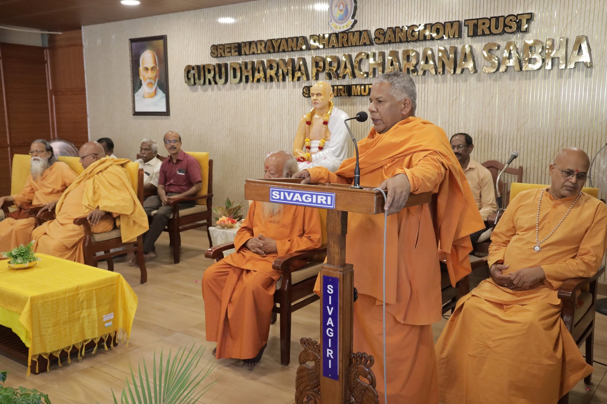 സര്‍വ്വ ലോകത്തിനും സ്വീകാര്യമായ വ്യക്തിപ്രഭാവമാണ് ശ്രീനാരായണഗുരുദേവന്‍റേതെന്ന് ലോകത്തെ മനസ്സിലാക്കിയതു മഹാകവി കുമാരനാശാനായിരുന്നുവെന്ന് ശ്രീനാരായണ ധര്‍മ്മസംഘം ട്രസ്റ്റ് പ്രസിഡന്‍റ് സച്ചിദാനന്ദ സ്വാമി അഭിപ്രായപ്പെട്ടു.
